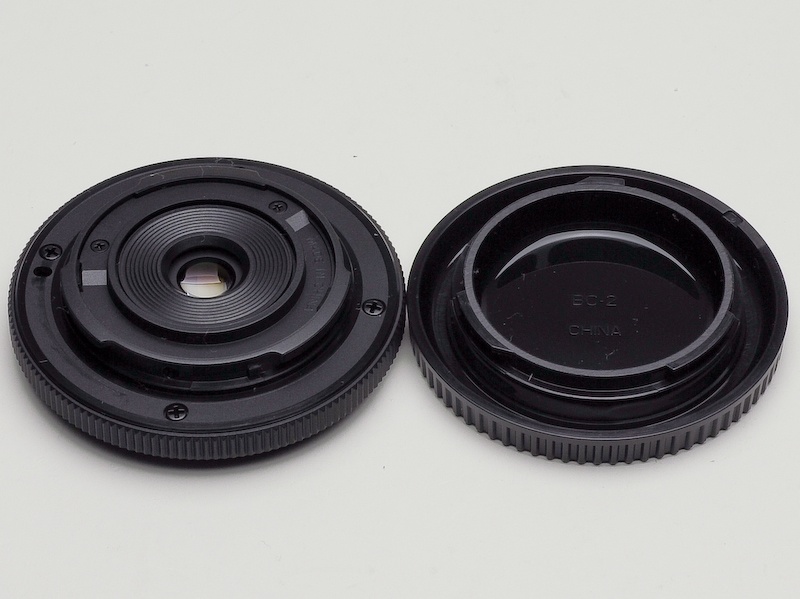 <b>左がボディーキャップレンズ、右が本物のボディキャップ</b>