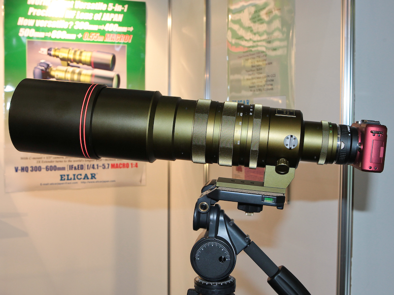 <b>組み込みフードを伸ばしたところ。鏡胴は三脚座に対して回転できる</b>