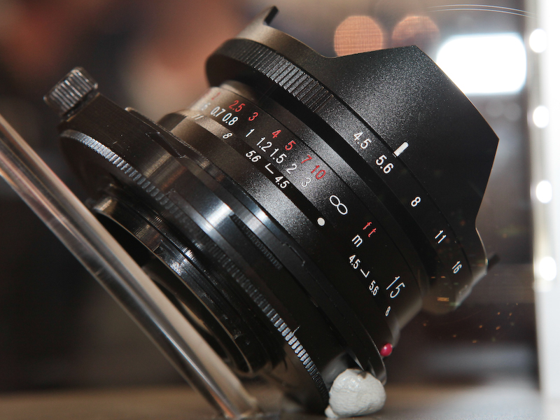 <b>フードは組み込み式</b>