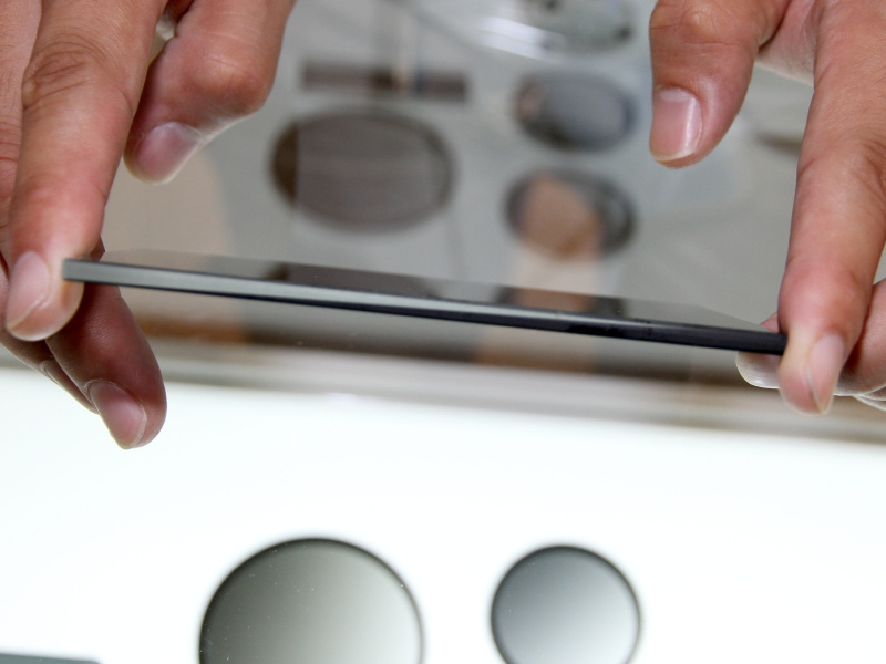 <b>2枚のガラス斜めに貼り合わせている。厚さは3mm</b>