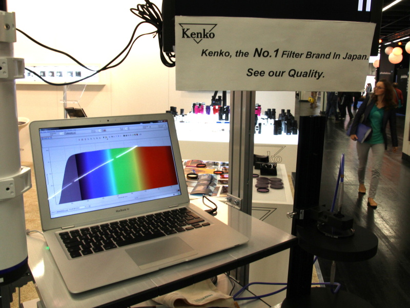 <b>こちらもUVカットを謳う製品（同社のものではない）だが、左に比べてカットされていないことがわかる。また、全体的に光のロスも見られる</b>