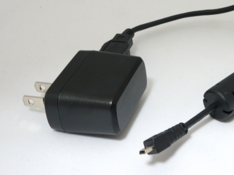 <b>付属のACアダプターはUSB経由の充電も可能</b>