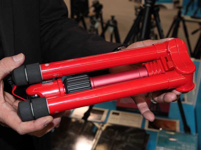 <b>展示したのは試作品で、センターポールや2段目以降の脚はブラックにする予定という</b>