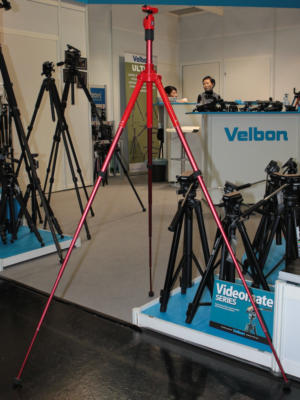 <b>展示したのは試作品で、センターポールや2段目以降の脚はブラックにする予定という</b>