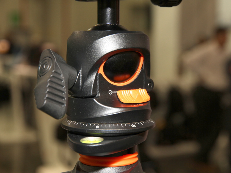 <b>中心を取りやすい機構を持つ自由雲台を採用</b>