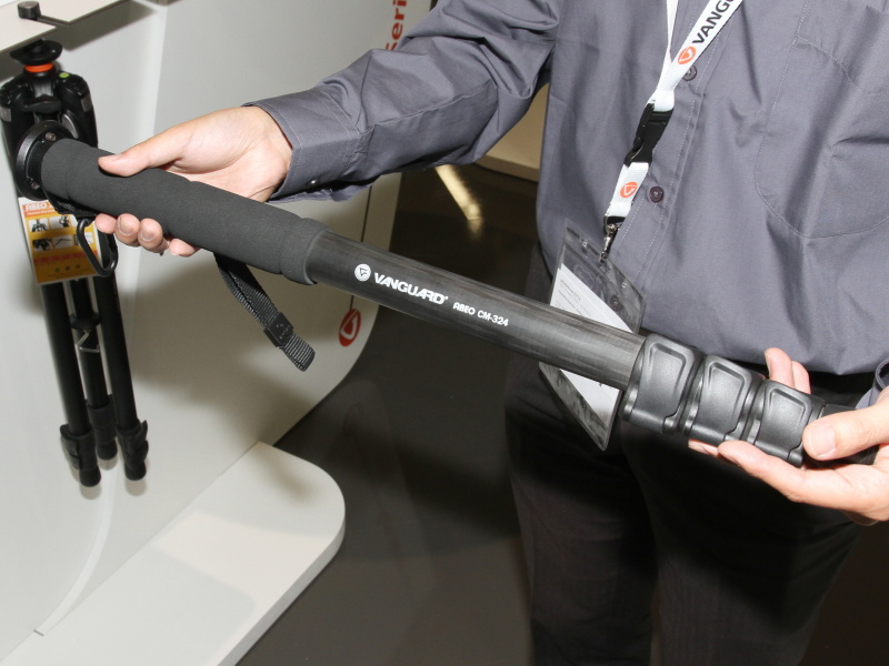 <b>一脚も展示していた。Abeo CM-324は脚径32mm、最伸高1,700mm</b>