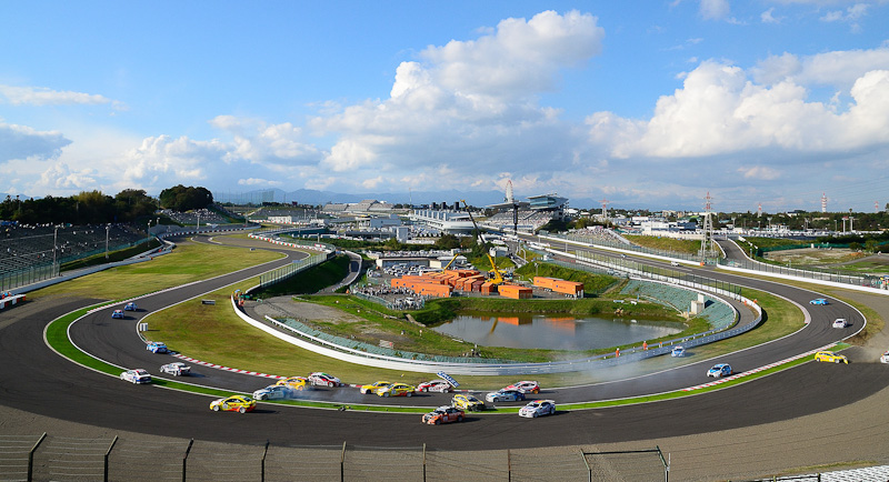 <b>昨年のドラゴンゲート賞（左・伊東義宏氏撮影）、バトルロイヤル賞（右・岡前繁希氏撮影）ともにB席からの撮影によるもの</b>