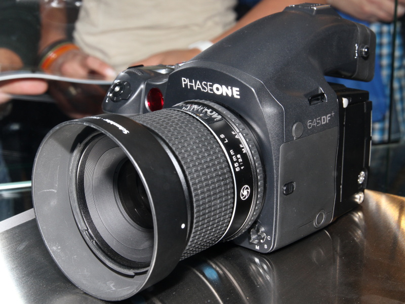 <b>645DF+。装着レンズは発売済みのもの</b>