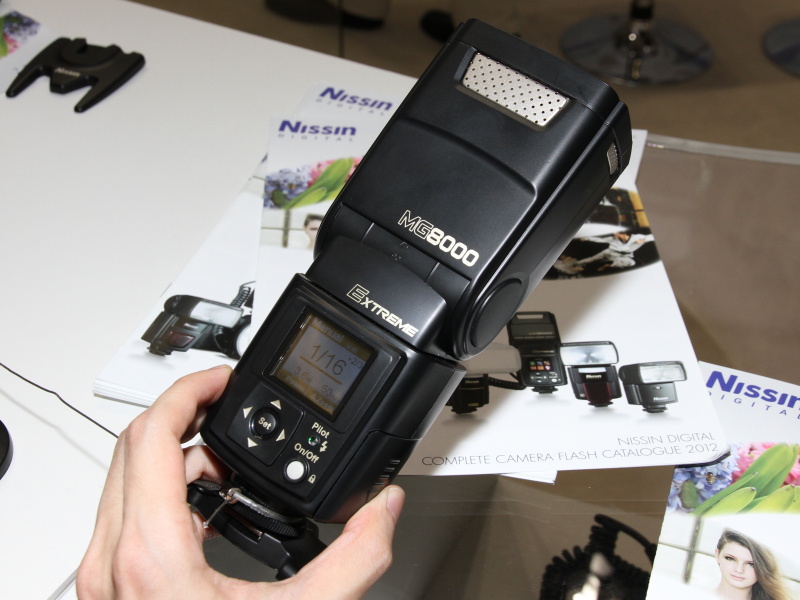 <b>放熱板が特徴的。背面にはカラー液晶モニターを搭載</b>