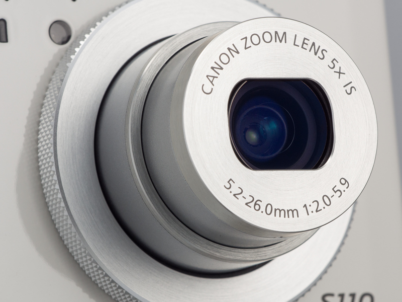 <b>手ブレ補正機構を内蔵した光学5倍ズーム。広角端はF2.0と明るいが、望遠端はF5.9と暗めなのが物足りないところだ。</b>