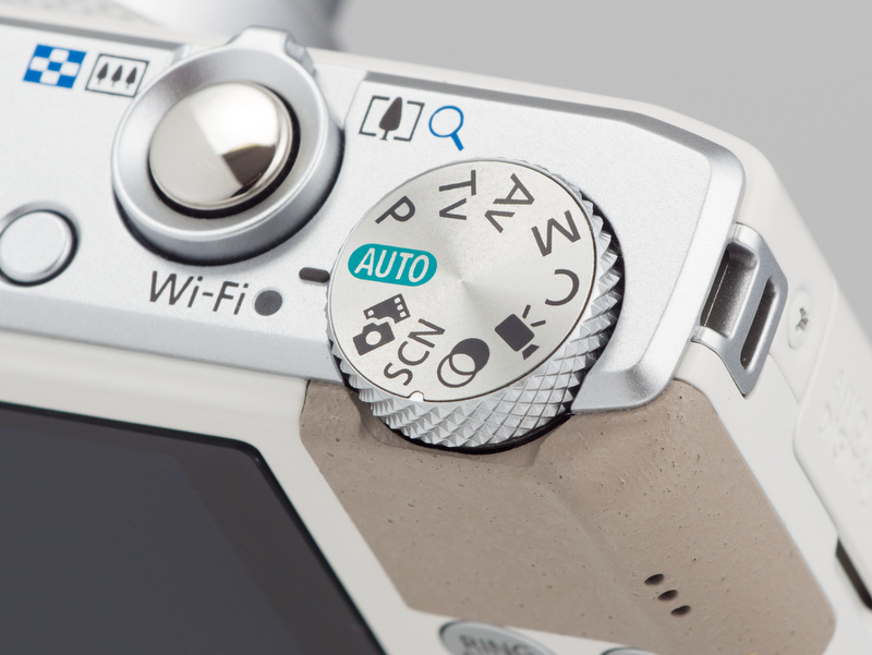 <b>上面右手側の操作部。モードダイヤルの滑り止めパターンも変わっているが、指は痛くない。</b>