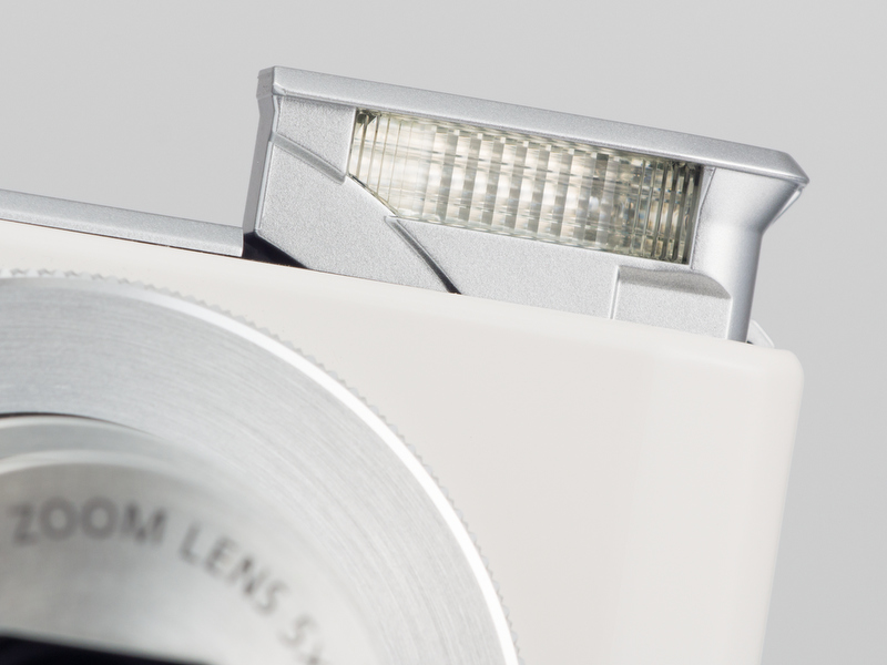 <b>内蔵ストロボは自動で上下する電動式。</b>