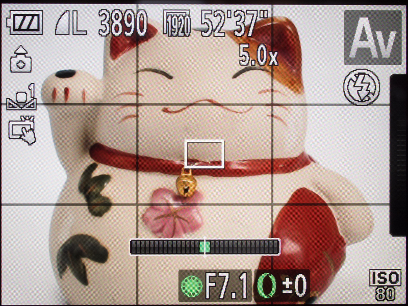 <b>新しく1軸の水準器を内蔵。もちろん、縦位置にも対応する。</b>