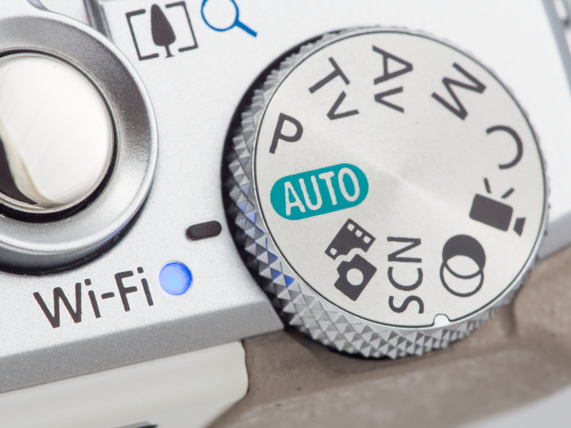 <b>無線LANの接続が確立すると上面の青色のLEDが点滅から点灯に変わる。</b>