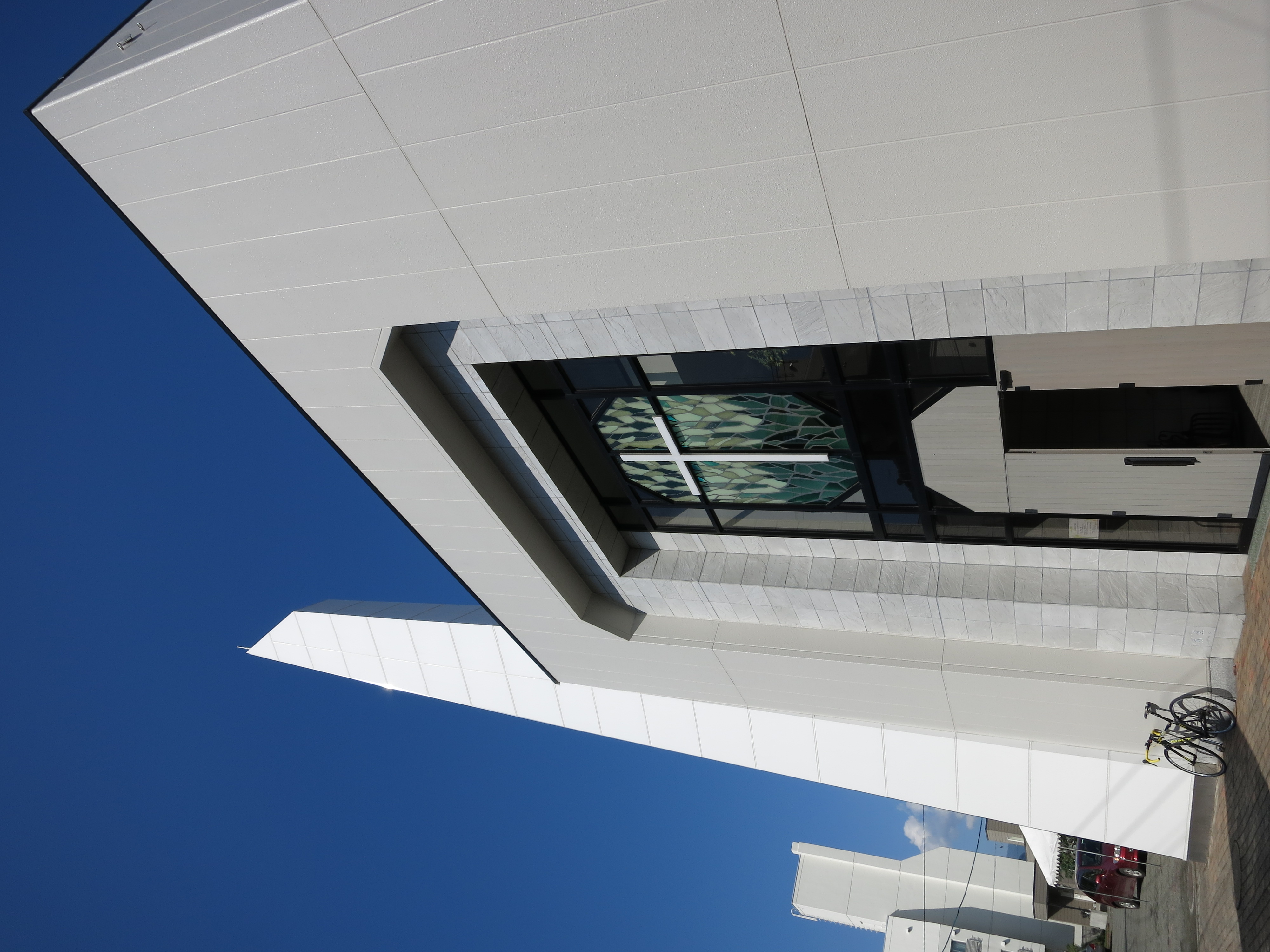 <b>天気がいいとびっくりするくらいにクリアな青空に仕上げてくれる。ちょっと嘘くさい気もしないではないが、きれいな色だと思う。PowerShot S110 / 約2.3MB / 3,000×4,000 / 1/1,250秒 / F4 / 0.0EV / ISO80 / WB:オート / 5.2mm（24mm相当）</b>