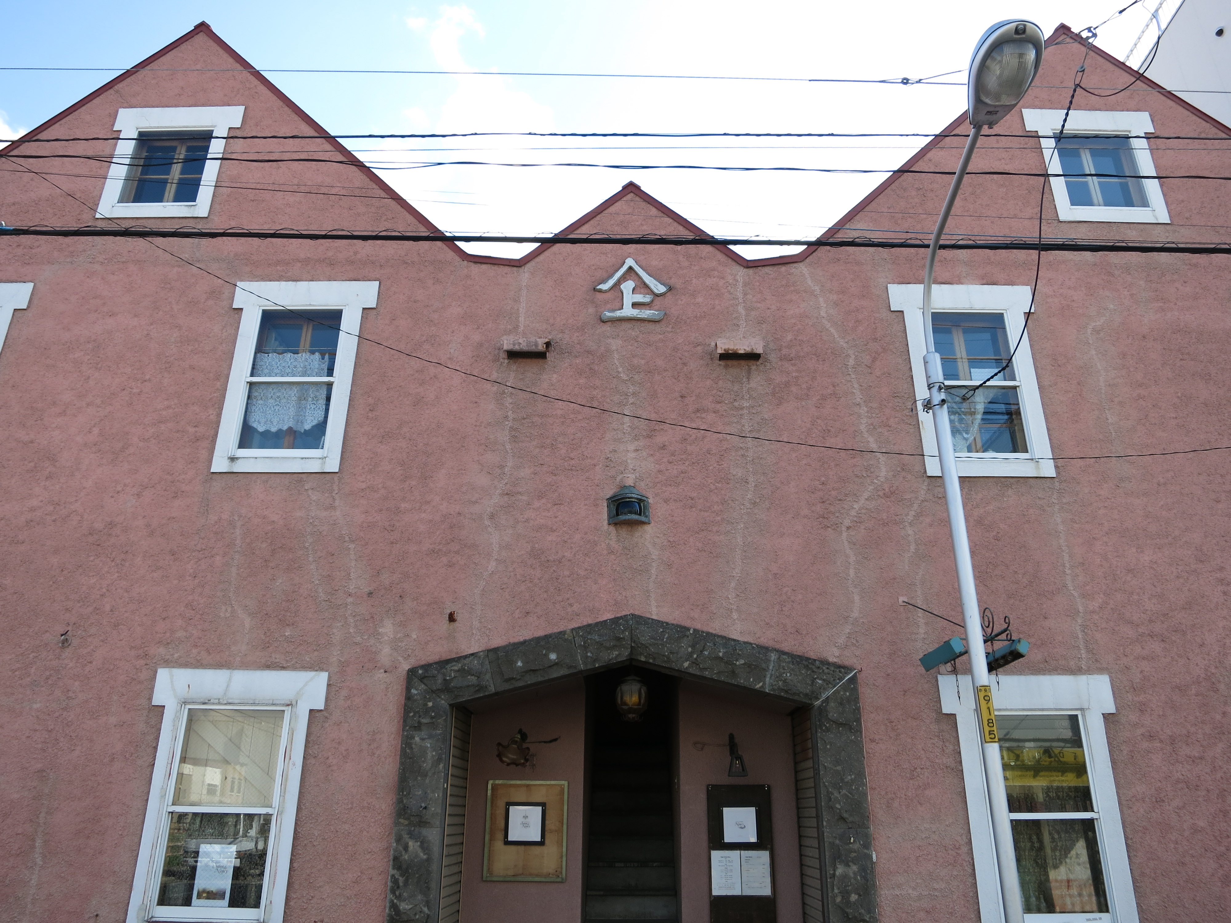 <b>ちょっとへんてこなデザインの建物。こういうのを撮るときには、広角端が24mm相当まであるのがありがたい。PowerShot S110 / 約3.2MB / 4,000×3,000 / 1/200秒 / F4 / -0.3EV / ISO80 / WB:太陽光 / 5.2mm（24mm相当）</b>