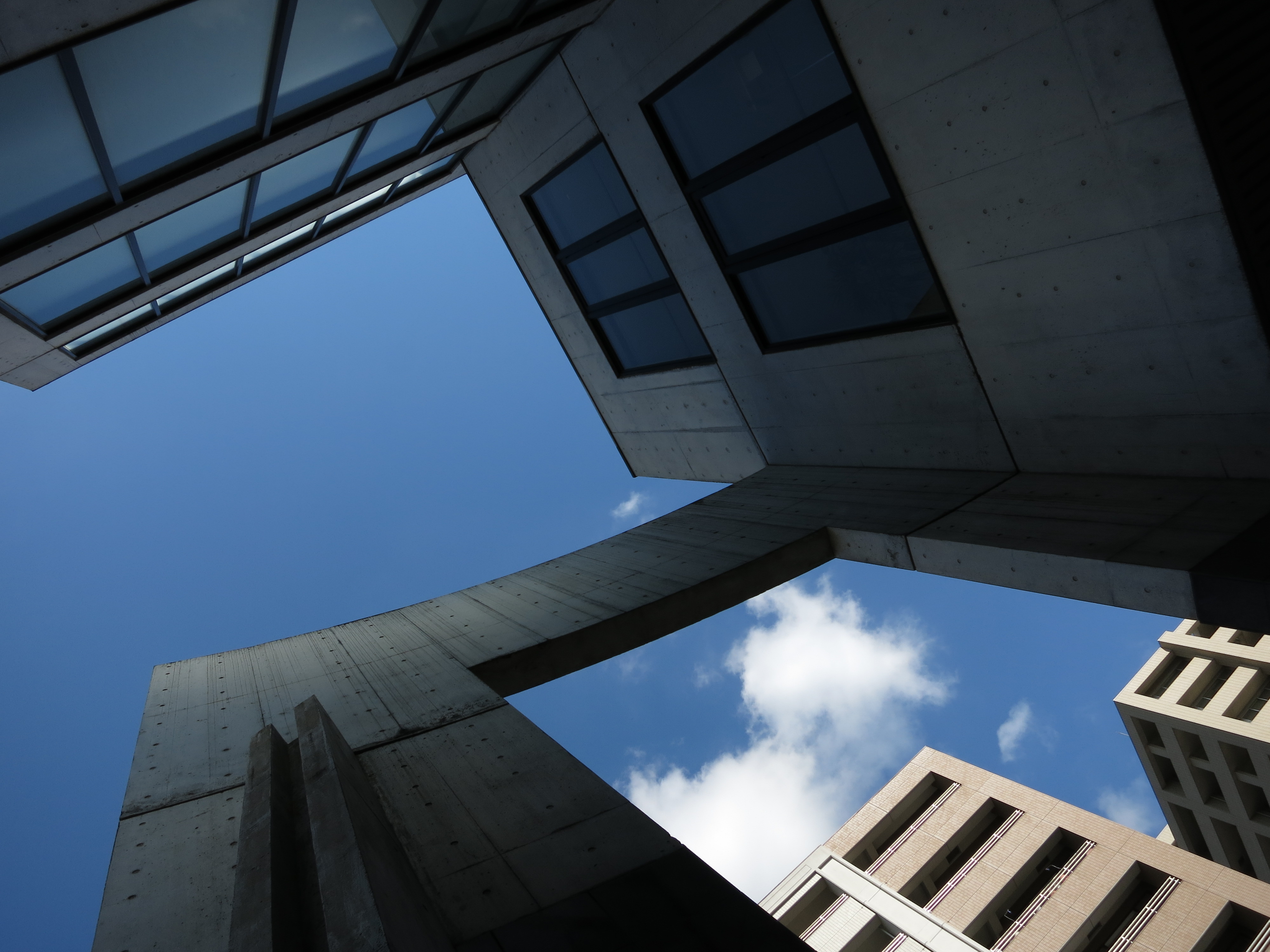 <b>広角端は少しタル型の歪曲収差がある。画面左側の壁が曲がっているのは歪曲じゃなくて壁自体が曲がっているのだ。PowerShot S110 / 約2.0MB / 3,000×4,000 / 1/800秒 / F4 / -1.0EV / ISO80 / WB:太陽光 / 5.2mm（24mm相当）</b>