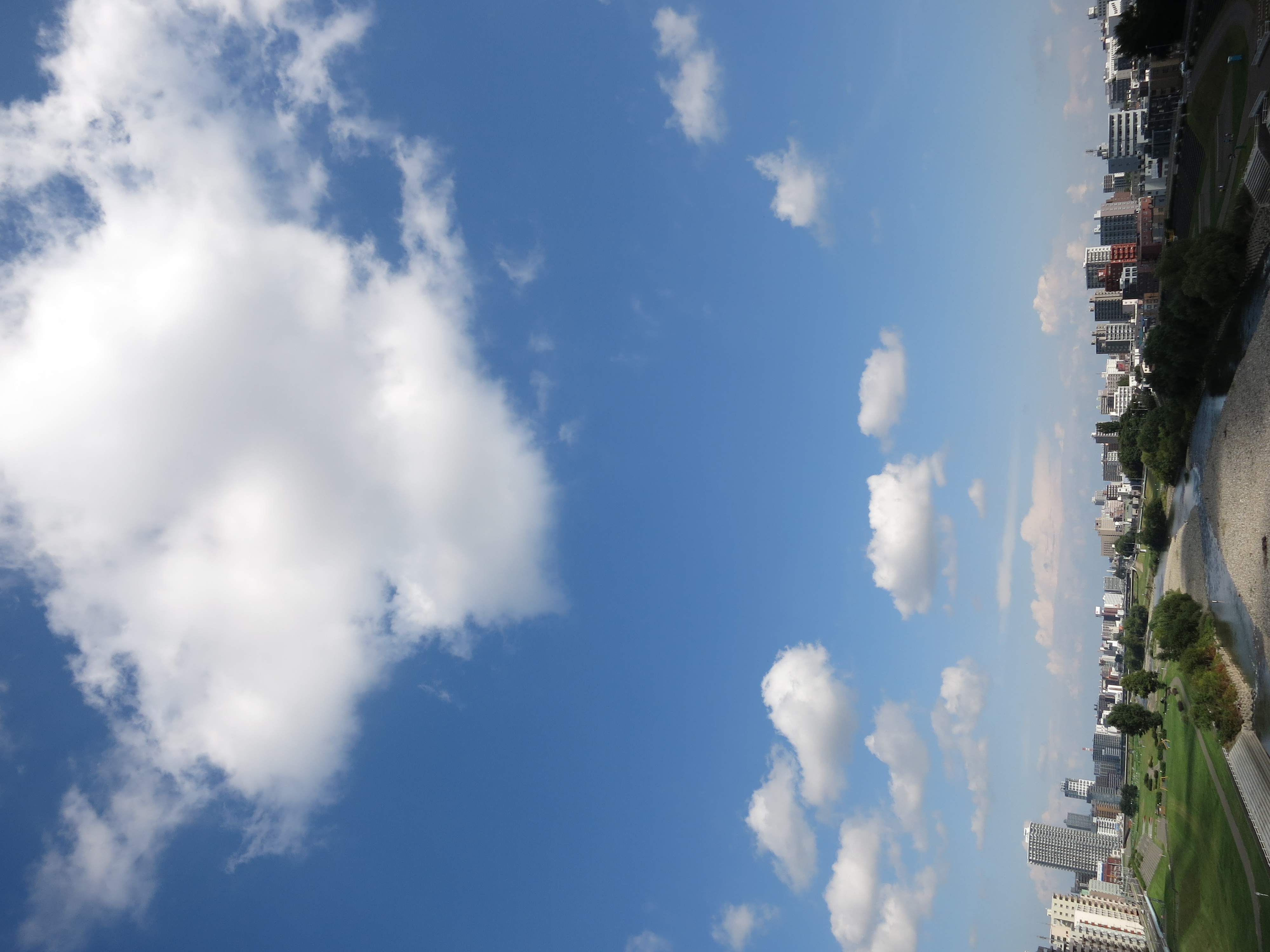 <b>で、これが歩道橋の上からの景色。画面が少し傾いているのは水準器をちゃんと見ていなかったから。PowerShot S110 / 約1.9MB / 3,000×4,000 / 1/800秒 / F4 / 0.0EV / ISO80 / WB:オート / 5.2mm（24mm相当）</b>