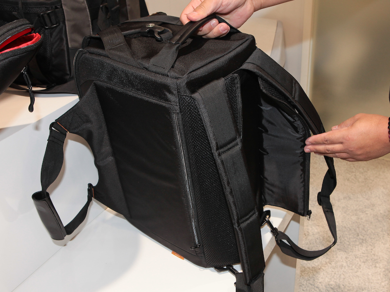 <b>底面にハーネスを備えてバックパックになるタイプも展示していた</b>