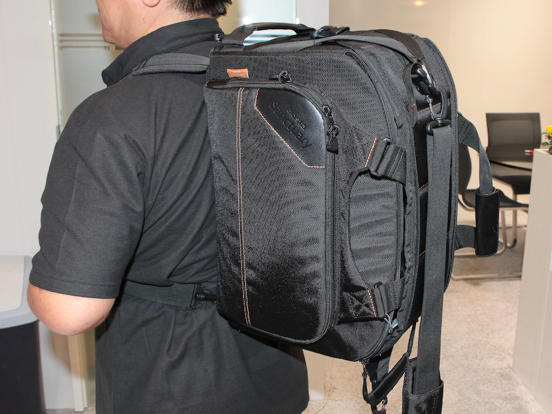 <b>底面にハーネスを備えてバックパックになるタイプも展示していた</b>