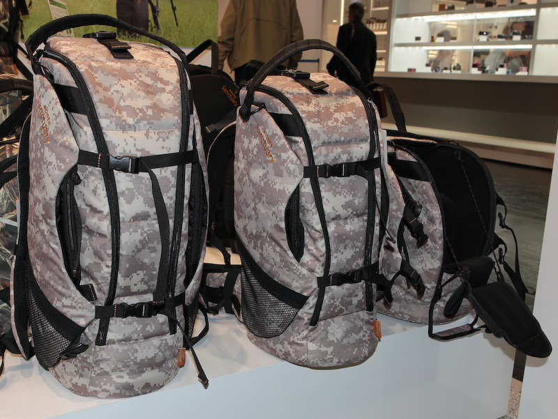 <b>超望遠レンズ対応のケースのうちデジタル迷彩柄も新アイテムとして展示。国内導入は検討中という</b>