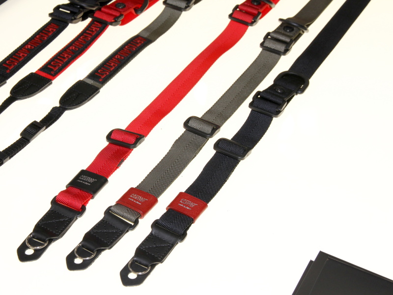 <b>指一本で任意の長さに調節できるという「イージースライダー」ストラップに丸リングタイプを追加</b>