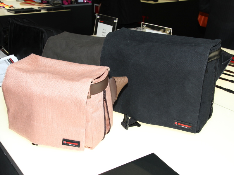 <b>マチが広がるタイプのショルダーカメラバッグ</b>