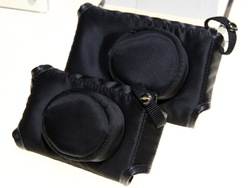 <b>コンパクトデジカメ用のケース。ふろしきにヒントを得たという</b>