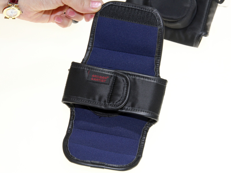 <b>十字形に開く。両吊りストラップを装着したまま利用可能</b>