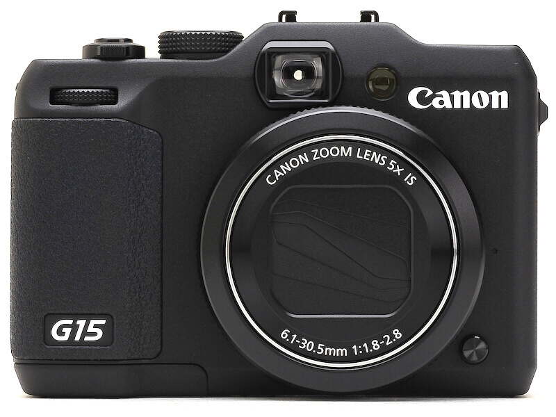 <b>大口径レンズが売りの機種はレンズキャップ式のものが多いが、本機はレンズバリアを備える</b>