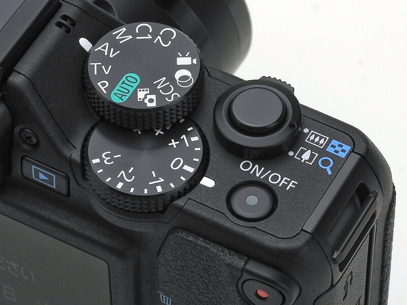 <b>露出補正ダイヤルは右手親指で操作できる位置に移動。感度設定は背面カーソルキーのISOボタンで呼び出す</b>