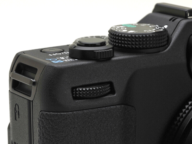 <b>前ダイヤルを継承。節度ある固さで扱いやすい</b>