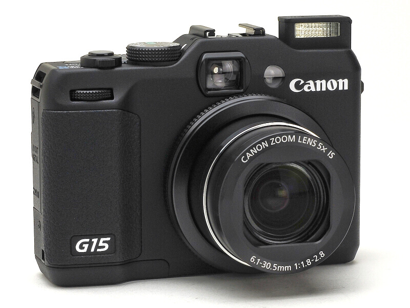 <b>内蔵ストロボはポップアップ式になった</b>