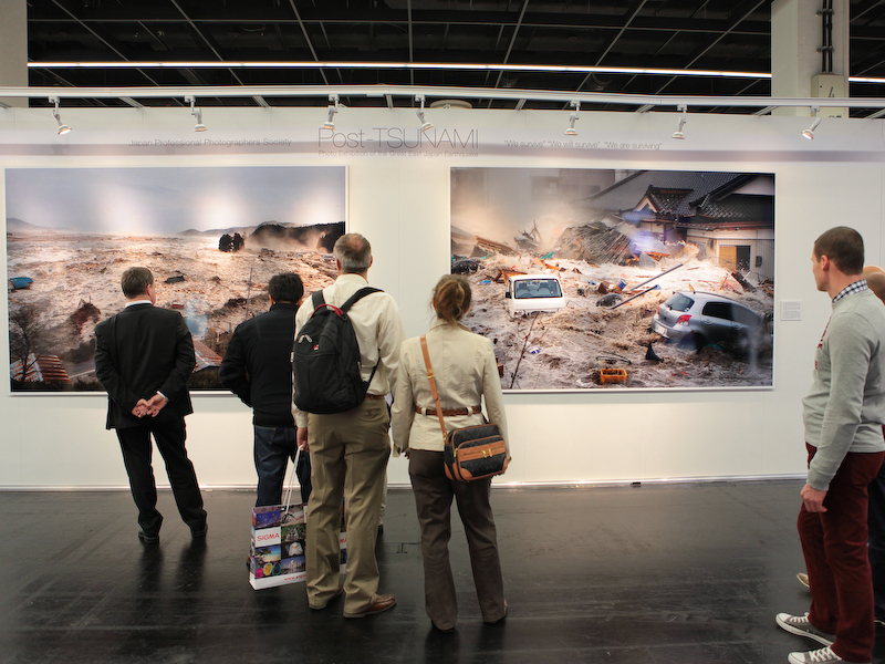 <b>通路側に横2.7mの大判プリントを掲出した</b>