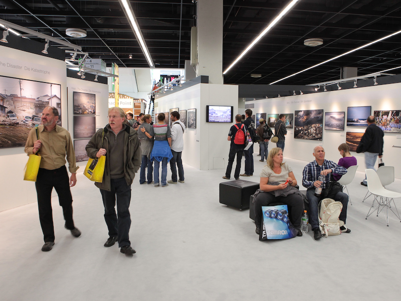 <b>会場内の様子。2カ所で動画による説明映像も流していた</b>