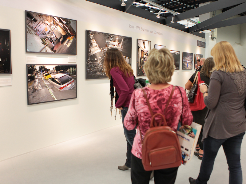 <b>多くの来場者が写真に見入っていた</b>