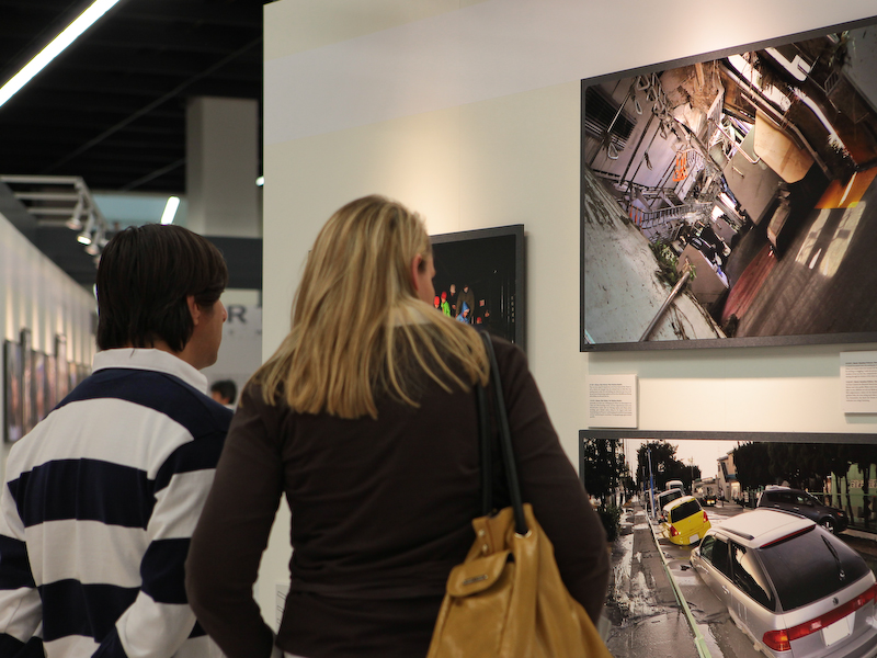 <b>多くの来場者が写真に見入っていた</b>