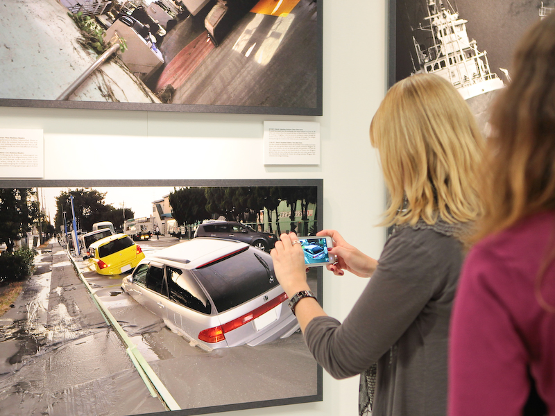 <b>作品を写真に収める人の姿も目立った</b>