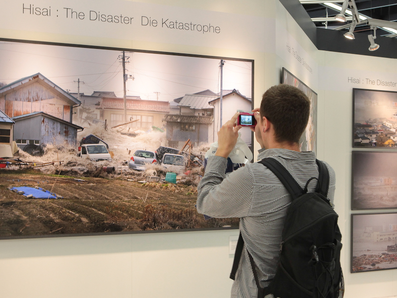 <b>作品を写真に収める人の姿も目立った</b>