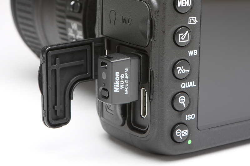 <b>WU-1bを装着すると、スマートフォンやタブレット端末などとのデバイスに撮影した画像の転送が可能となる。端子カバーが開き放しとなるのは、ちょっと頂けない。</b>