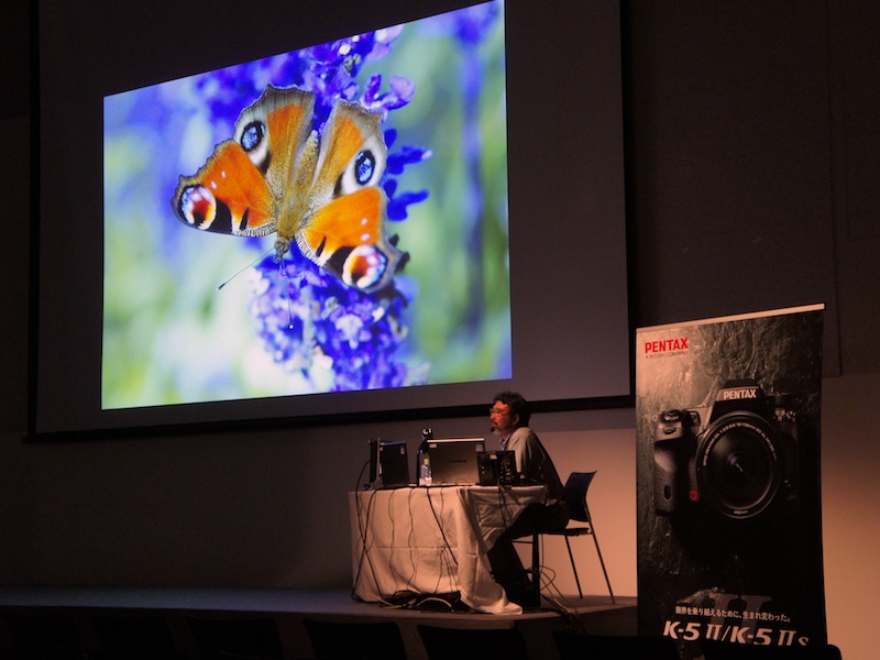<b>トークライブを行なう小林義明氏</b>