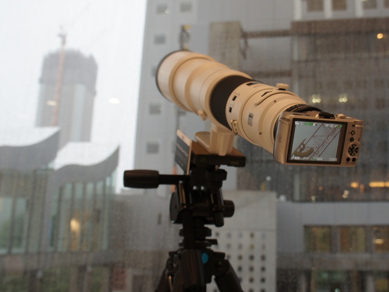 <b>HD PENTAX-DA 560mm F5.6 ED AW、Kマウントレンズ用アダプターQ、Q10の組み合わせ。3,080mm相当。遠くのクレーンのワイヤーがしっかりと見える</b>