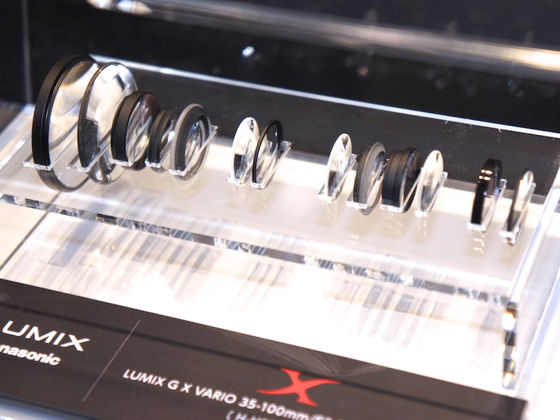 <b>採用レンズをアピールする展示。EDレンズ2枚、UEDレンズ1枚を含む13群18枚</b>