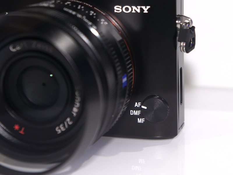 <b>フォトキナ2012までの展示と異なり、AFモードダイヤルからはAF-Cポジションがなくなった</b>