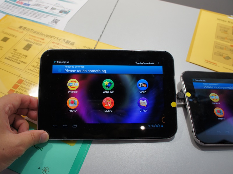 <b>タブレット端末でのデモ。専用アプリを起動しておくと、端末を近づけるだけで動画の転送が始まった</b>