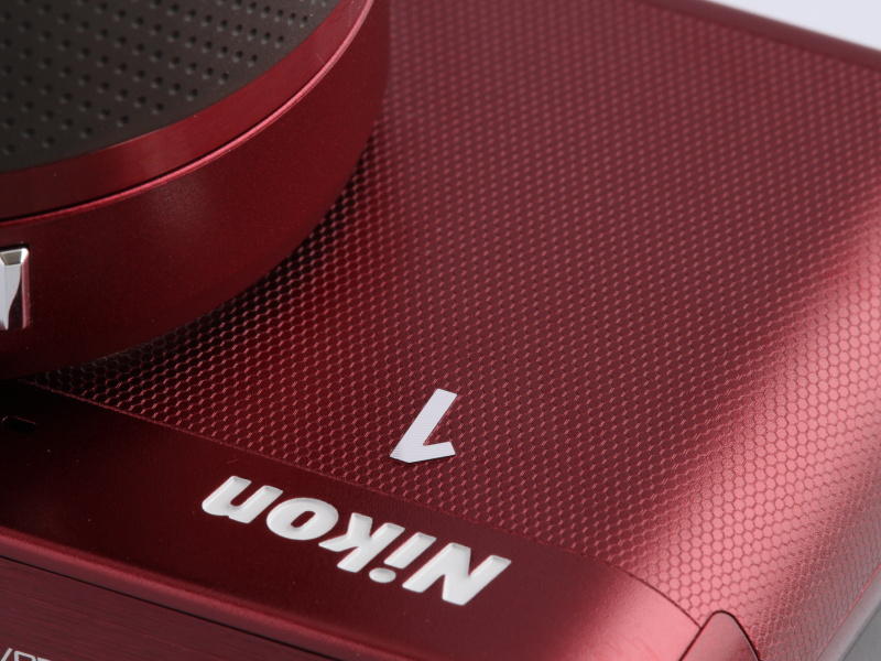 <b>レッドのボディにはうろこ風のテクスチャーを採用。ピンクにも異なる模様が施される</b>