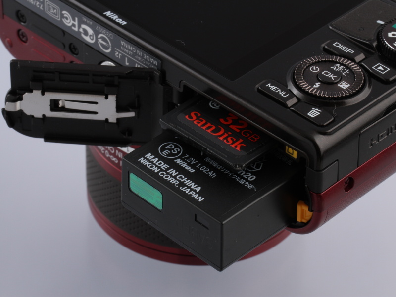 <b>バッテリーと記録メディアはボディ下部より挿入。電池の持ちは通常、気になるほどでないがヘビーに使うなら、予備を用意したい</b>