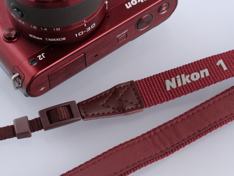 <b>ストラップや留め具はボディカラーに合わせたものを同梱</b>