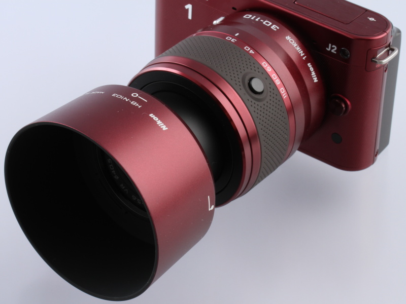 <b>望遠ズームの「1 NIKKOR VR 30-110mm F3.8-5.6」はブラック、ホワイト以外はレンズキットのみで、カラー色が揃えられる</b>