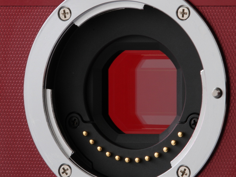 <b>撮像素子の前には防塵フィルターを装備。ゴミの付着をブロックする</b>